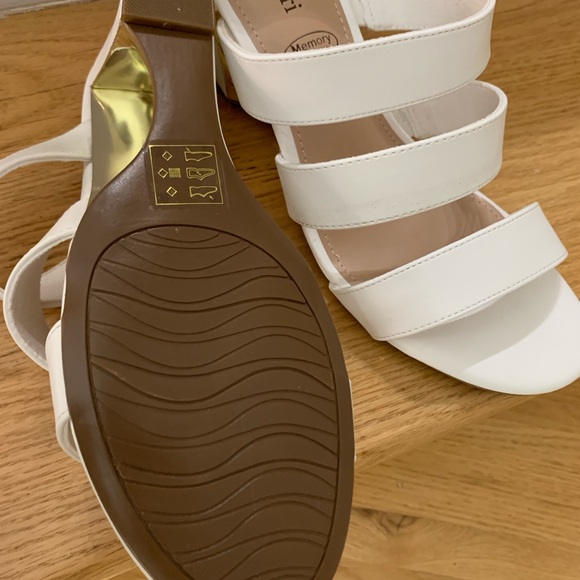 Summer Sandals - New in Box - Picture 7 of 7